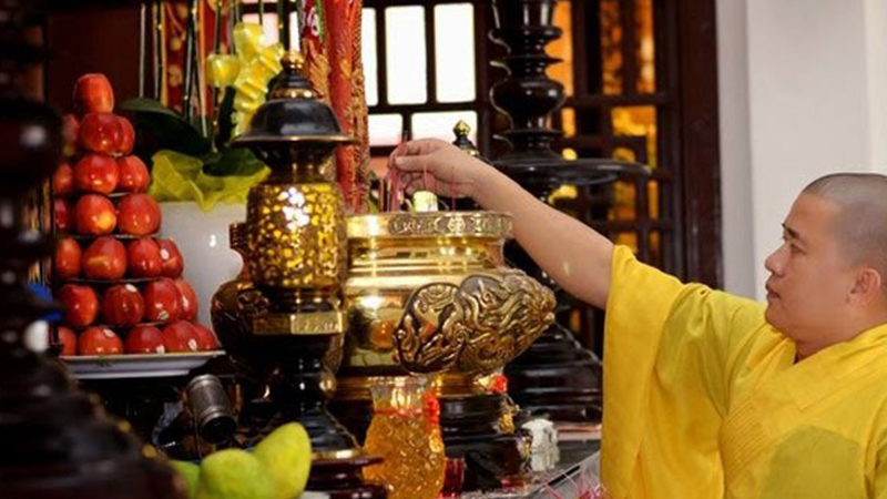 Giữ cho bàn thờ sạch sẽ thể hiện sự tôn kính với Đức Ngài
